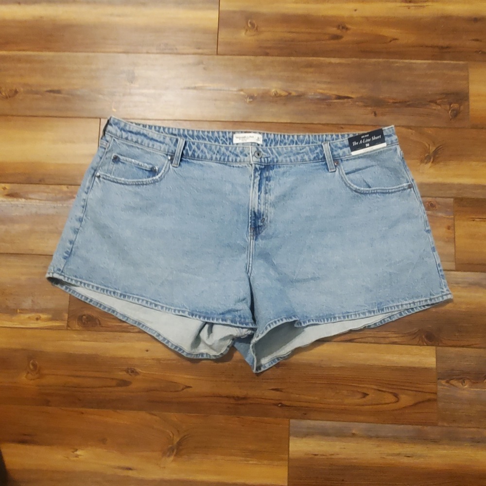 NWT Abercrombie & Fitch Curve Love The A-Line Short Mid Rise Light Wash Denim 36